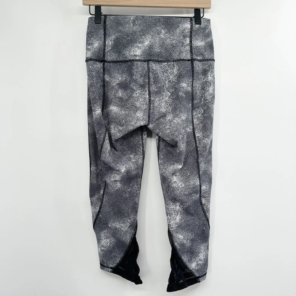 Lululemon Essential Rhythm Crop (Full-On Luxtreme)‎ in White Black Size 8